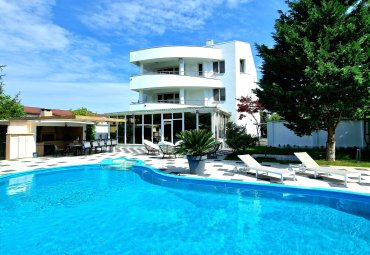 Vila de Lux - 8 camere - cu Gradina Impresionanta si Piscina